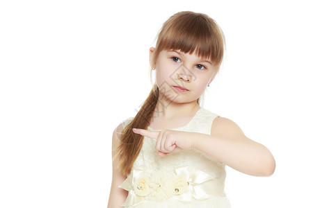 小女孩在露出一只手指乐趣展示童年营销广告微笑教育手势孩子女性背景图片