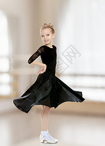 穿黑裙子的美丽的小舞者短裙学校工作室舞蹈家剧院公主芭蕾舞女孩班级戏服背景图片