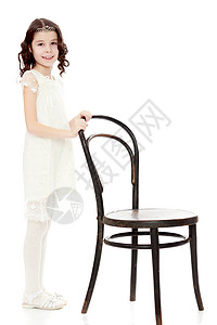 微弱的小舞者站在维也纳老椅子旁边头发童年婴儿孩子白色工作室背景图片