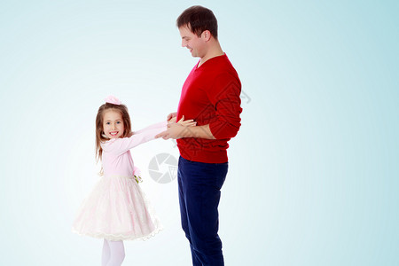 小女孩拉着她的手 他的爸爸微笑男人成人童年父亲乐趣父母孩子们家庭幸福背景图片