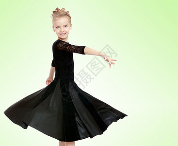 穿黑裙子的美丽的小舞者婴儿童年女性舞蹈班级演员艺术幼儿园戏服孩子们背景图片
