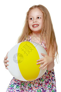 小女孩在玩球 小姑娘在玩球粉色童年白色喜悦快乐女孩运动游戏女儿足球背景图片