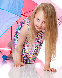 儿插小女孩小女孩在伞下女儿喜悦微笑孩子下雨工作室雨衣女性天气童年背景