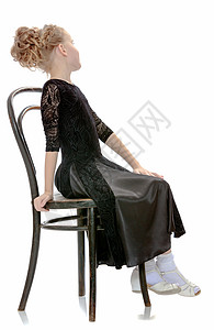 微弱的小舞者站在维也纳老椅子旁边头发工作室童年孩子白色婴儿背景图片