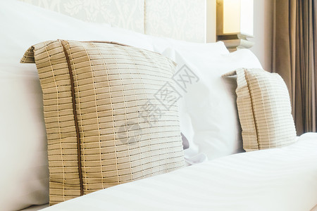 枕头在床上住宅白色房间休息套房奢华家具卧室酒店软垫舒适高清图片素材