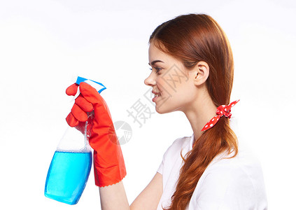 在红色橡皮手套清洁剂洗衣窗中开心的女士幸福成人工作室女佣打扫家务清洁工微笑女性头发快乐高清图片素材