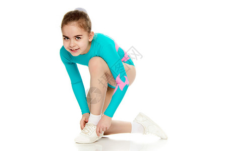 女青年杂技演员进行锻炼戏服孩子们姿势地面工作室芭蕾舞训练灵活性体操女孩手倒立高清图片素材