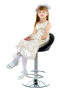 小女孩坐在椅子上的椅子上婴儿头发童年微笑快乐乐趣白色座位女性儿童有趣的高清图片素材