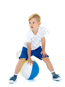有个小男孩在玩球俱乐部孩子运动玩家足球踢球者比赛体育场球员竞赛背景图片