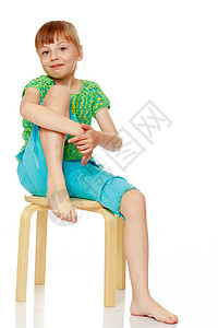 小女孩坐在椅子上的椅子上幼儿园儿童幸福女性白色乐趣快乐喜悦座位婴儿童年高清图片素材
