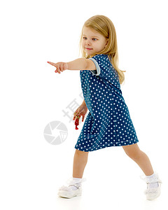 小女孩在露出一只手指营销白色手势女性微笑乐趣孩子童年工作室展示背景图片