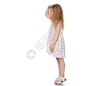 小女孩在露出一只手指广告微笑营销孩子童年乐趣工作室教育白色展示背景图片