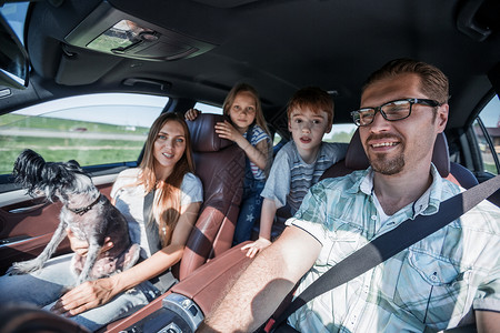 汽车座位友好家庭乘坐舒适的汽车旅行女士父亲孩子运输司机腰带幸福儿子假期父母背景