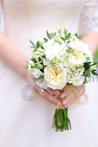 紧身新娘留着白色的花束背景图片