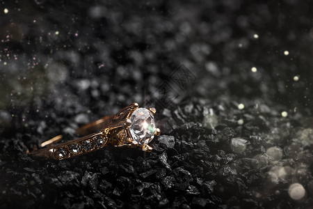 带水晶的环钻石煤炭饰品奢华订婚宝石首饰戒指婚礼黑色背景图片