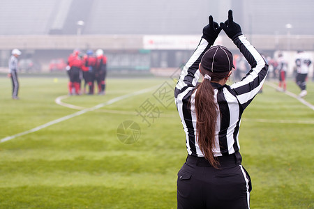 美国女性足球裁判员的后方视图运动球员场地警卫比赛仲裁者橄榄球衬衫运动员游戏手高清图片素材