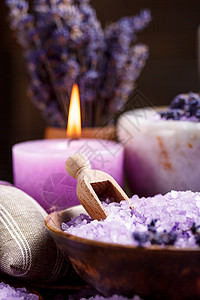 淡紫盐浴盐疗法治疗芳香薰衣草草本植物花束蜡烛草本紫色背景