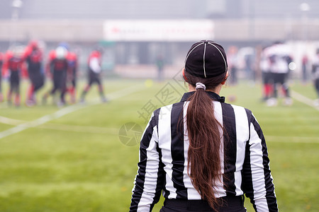 美国女性足球裁判员的后方视图女士衬衫球员橄榄球运动员游戏挑战锦标赛男人团队场地高清图片素材