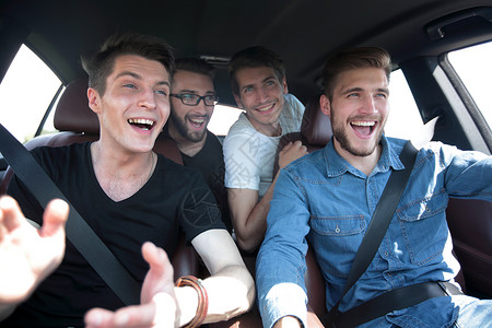 三个朋友坐车去旅行朋友们假期微笑团体生活节目友谊安全男人自由背景图片