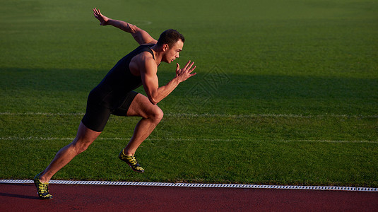 运动人开始行动跑鞋短跑起跑线竞技赛马场运动员运动踏板短跑鞋背景图片