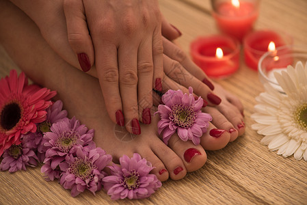 女用脚和手在温泉沙龙按摩师程序皮肤脚趾手指女士身体化妆品治疗美容背景图片