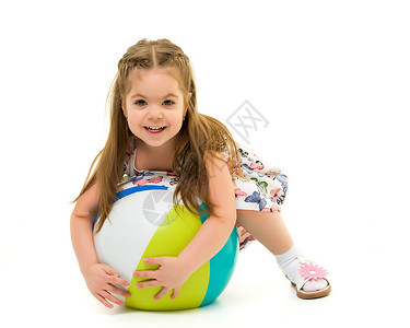 小女孩在玩球 小姑娘在玩球女孩幸福白色粉色蓝色喜悦女儿快乐活动闲暇背景图片
