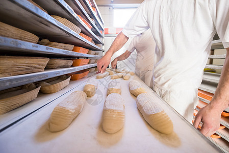 面包师准备面粉工作面团食物面包餐饮男性男人胡子烘烤职场手工制作的高清图片素材