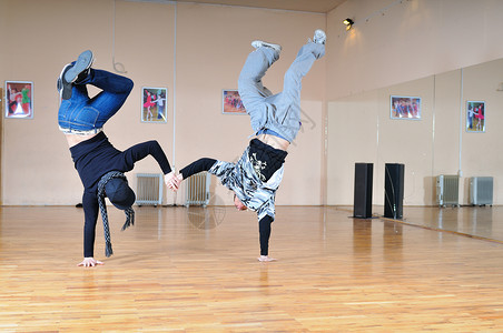休息舞蹈工作室运动男性手臂成人青少年演员杂技霹雳舞者平衡数字高清图片素材