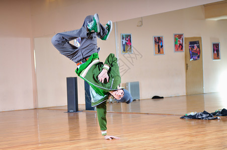 霹雳布袋戏休息舞蹈数字平衡运动歌手舞蹈家男人男性青少年杂技霹雳舞者背景