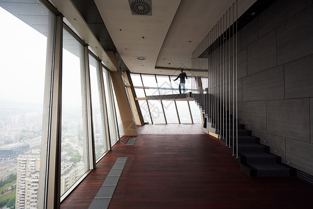 顶楼公寓玻璃天花板硬木地面房间建筑学楼梯窗户阁楼木头地板高清图片素材