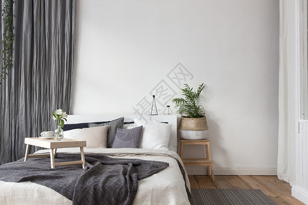 白色和灰色舒适卧室内部居民床罩风格公寓家具房间房子酒店床单墙纸背景图片