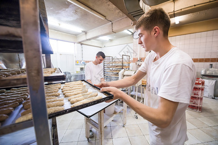 面包师准备面粉胡子烘烤男人职业面团工作厨师面包工厂男性烹饪高清图片素材