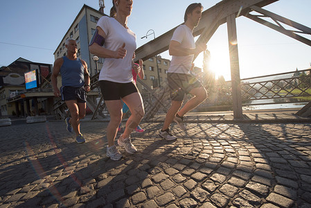 人群慢跑运动运动员成人街道日出跑步者团队慢跑者训练赛跑者男性高清图片素材