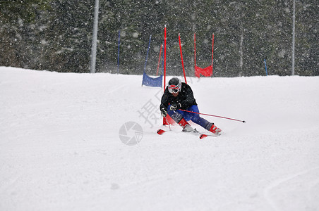 滑雪赛竞赛拳头高山乐趣运动头盔回旋青年风镜运动员背景