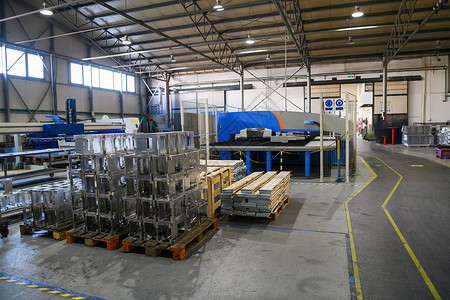 金属和铝加工的第一阶段 CNC 机器加工的产品堆放在大型现代化工厂的托盘上工作操作员工程制造业设计师数控技术劳动工业作坊背景