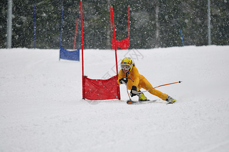 滑雪赛拳头激流乐趣比赛活力运动员竞赛头盔赛车手高山背景