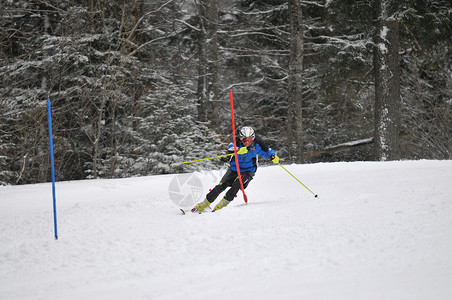 滑雪赛激流闲暇运动比赛活力赛车手青年头盔拳头孩子背景