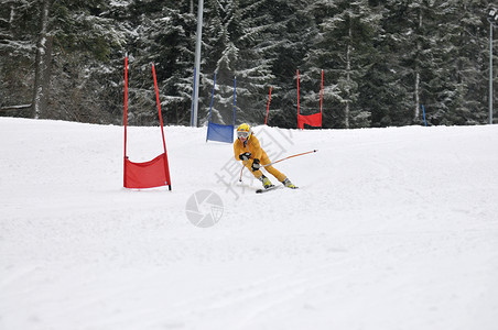 滑雪赛竞赛赛车孩子头盔激流乐趣比赛拳头男性行动背景