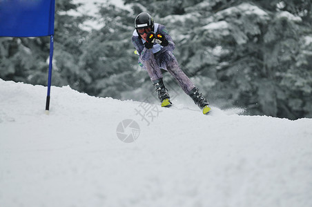 滑雪赛运动回旋头盔运动员闲暇比赛速度行动活力青年背景