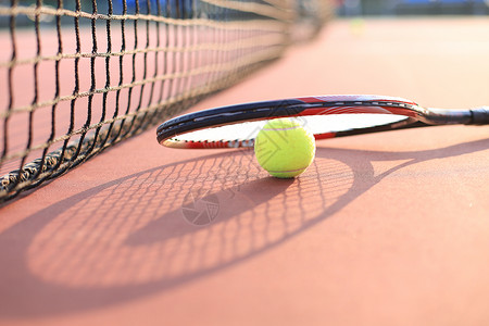网球场的网球和球赛细绳竞赛娱乐服务乐趣法庭力量专注齿轮球拍背景图片