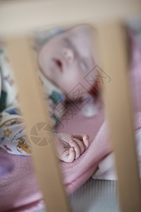 在家中睡在床上的新生儿婴儿皮肤童年苗圃微笑身体毯子新生午睡女性女士美丽的高清图片素材