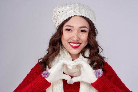圣诞节冬天的幸福概念 亚洲妇女穿着冬衣 心境变好 Y 我衣服天气羊毛帽子乐趣女士手套毛衣女性化妆品背景