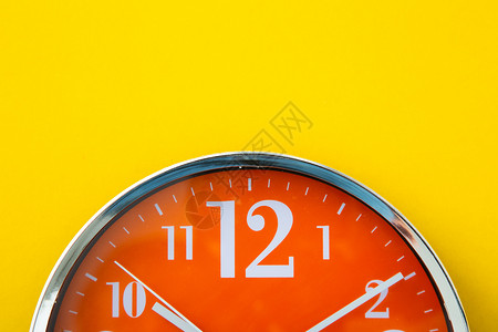48小时黄色背景的闹钟工作室水平时针小时手表数字工作金属时钟时间背景