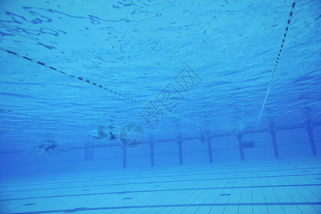 水下游泳池锻炼水池娱乐运动健康男人蓝色背景图片