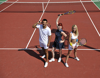 网球比赛快乐的年轻夫妇在户外玩网球游戏活动球拍法庭竞赛橙子运动玩家男性男人比赛背景