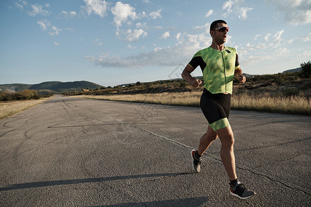 运动太阳镜三人田径运动员在晨间训练中跑步活动慢跑耐力领导者活力街道慢跑者速度铁人太阳镜背景