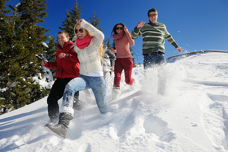 爱清透不脱妆朋友在冬天的清雪上玩得开心乐趣青少年男人假期喜悦滑雪幸福团队蓝色派对背景