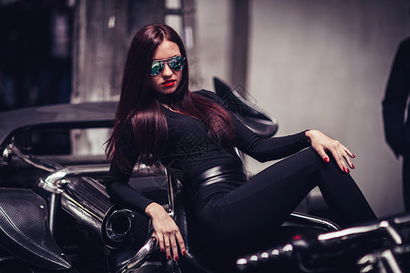 摩托三轮车时尚女性模特装在特制摩托车上背景