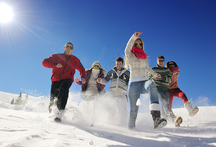 爱清透不脱妆朋友在冬天的清雪上玩得开心友谊男孩们旅行季节派对幸福青少年滑雪朋友们假期背景