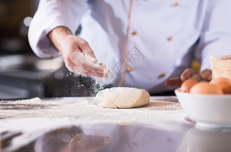 厨师亲手为比萨饼准备面粉食物木头食谱厨房面团面包师烘烤糕点美食烹饪背景图片